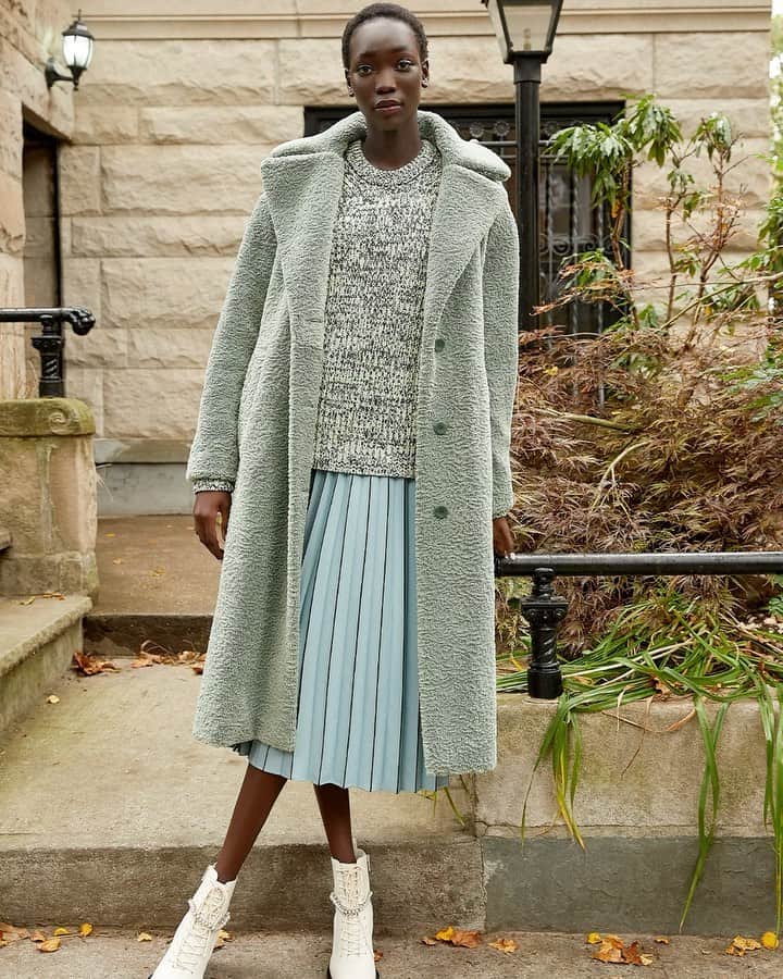 Saks Fifth Avenueのインスタグラム：「@proenzaschouler is serving us the winter wardrobe of our dreams with hues of blue in pleated and plush perfection. #SaksStyle」