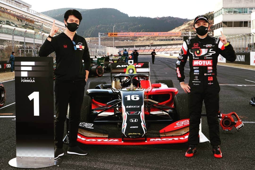 中野信治のインスタグラム：「P1‼️  チームワーク❗  チーム全員の力で勝ち取った勝利です。  予選から決勝まで、野尻の集中力に満ちた走りも素晴らしかった。  チーム無限のメンバー達の頑張りが、こうして１つ形になったことが何より嬉しい。  そして、チーム無限を応援して下さっている全ての皆様に心から感謝しております。  本当に有難う❗ #teammugen #honda #motul #mugen  #team #superformula  #racing  #japan #redbull」