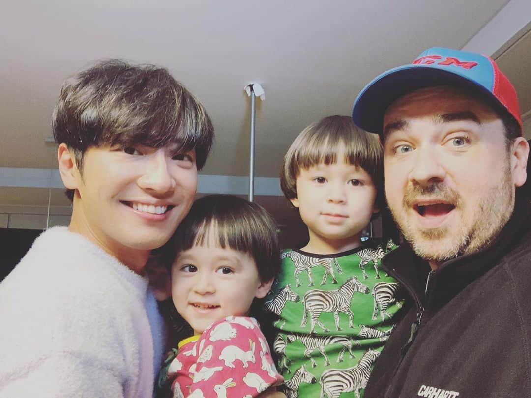 サム・ハミントンのインスタグラム：「한 가족 같은 느낌이네. Feels like a family photo」