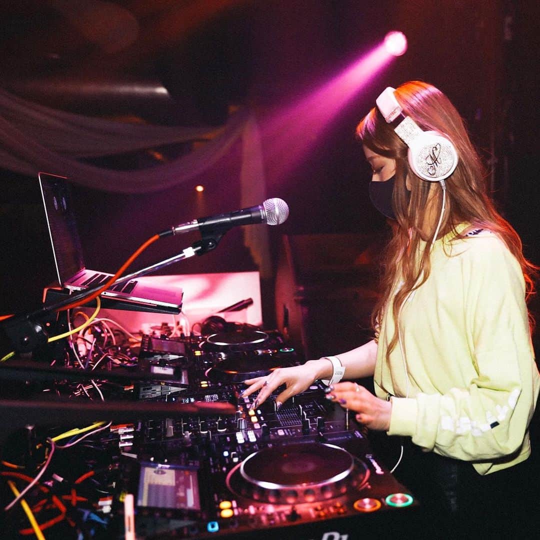 Monaのインスタグラム：「. . . 🎧💕 . . . #DJ#femaleDJ#japan #japanesegirl#music #zeusgarden#zeus#club #クラブ#音楽#六本木 #ミュージック#六本木クラブ」