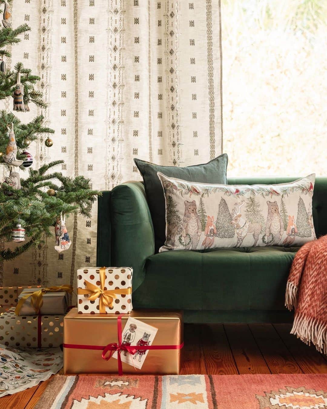 のインスタグラム：「Who else is ready to deck the halls? 🙋‍♀️ Although it’s still November, we’re more than ready for a little Christmas cheer! Shop our holiday styles now and decorate early! #coralandtusk #coralandtuskholiday #holidaydecor #christmaspillows #deckthehalls」