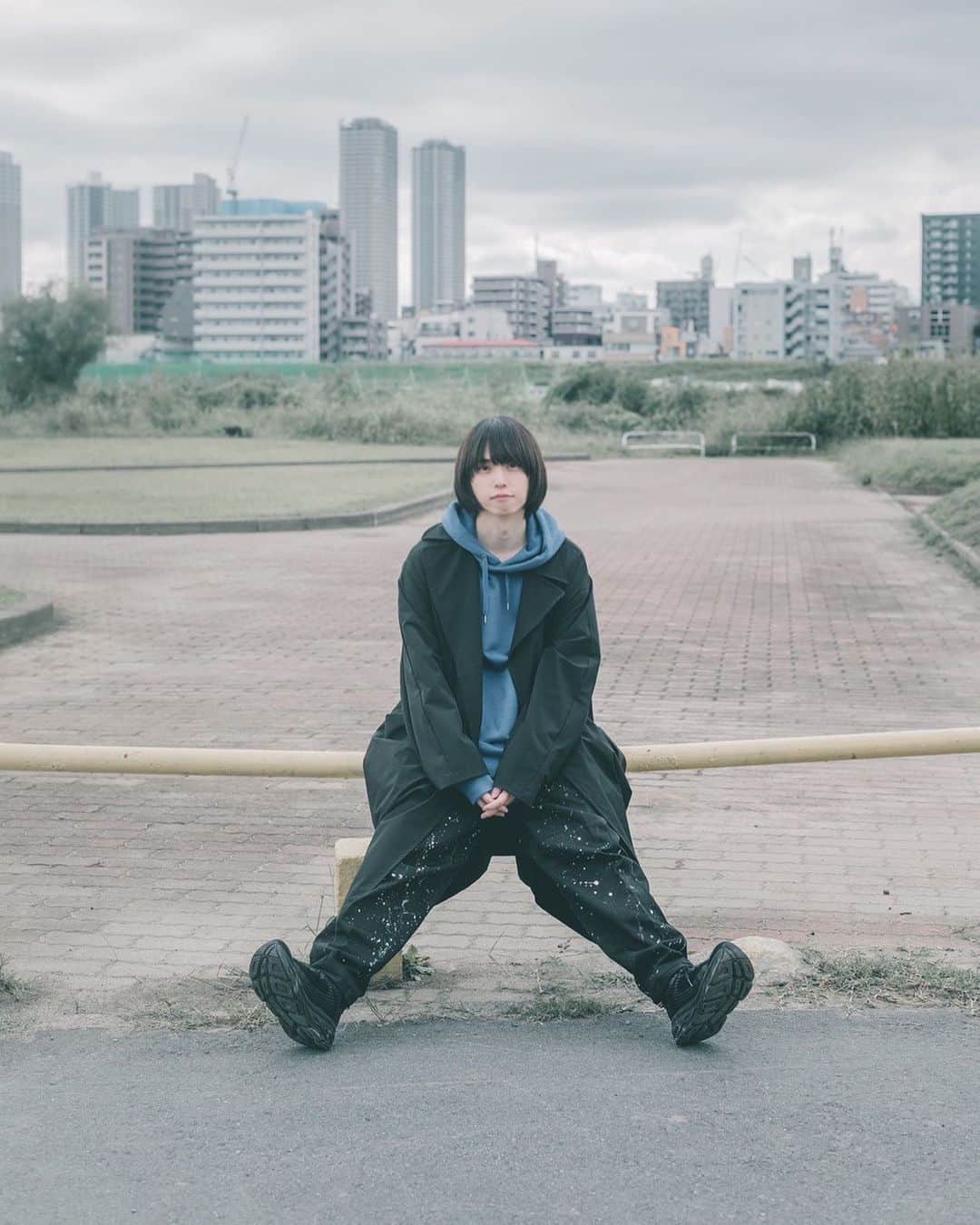 キクチユウジのインスタグラム：「photo:飛鳥井里奈 . . . . #キクチユウジ #uniqlo #uniqlou #プラスj #plusj #ポートレート #portrait #nikesacai #メンズファッション #メンズヘア #メンズカット #スニーカー #パーカーコーデ #パーカー #サロンモデル #ヘアカラートレンド #マッシュショート #マッシュウルフ #マッシュボブ #ボブ #ボブアレンジ #センターパート #アッシュカラー #透明感カラー」