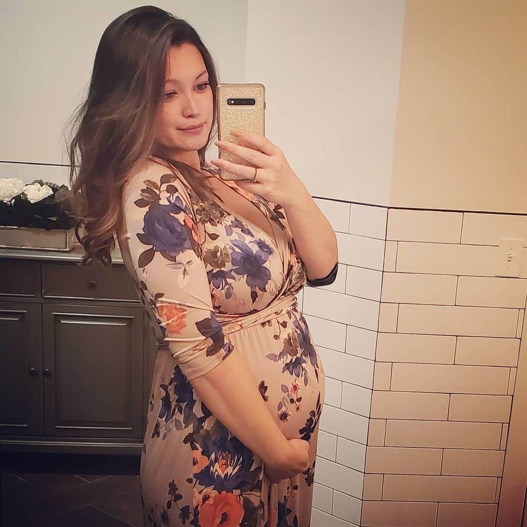 Chelsie Arynさんのインスタグラム写真 - (Chelsie ArynInstagram)「typical wedding guest mirror selfie 💙 #28weekspregnant」11月15日 23時56分 - chelsiearyn