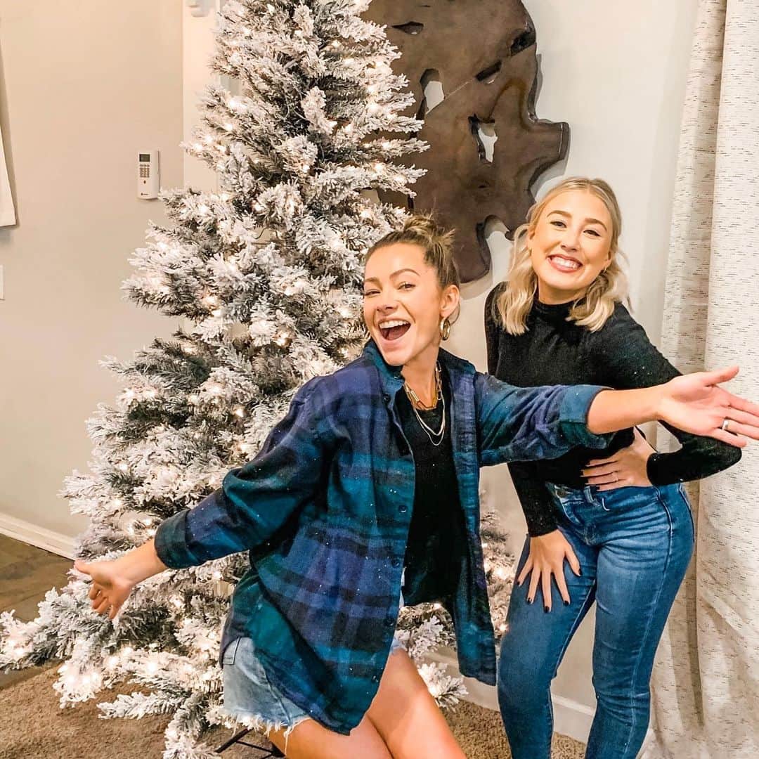 Maddie & Taeさんのインスタグラム写真 - (Maddie & TaeInstagram)「Last call y'all! Ends at midnight! Enter our sweepstakes for a chance to win an artificial @Treetopia Christmas tree and exclusive merchandise from our new #WeNeedChristmas album. Join at the link in our bio! 🎄  #sponsored」11月15日 23時59分 - maddieandtae