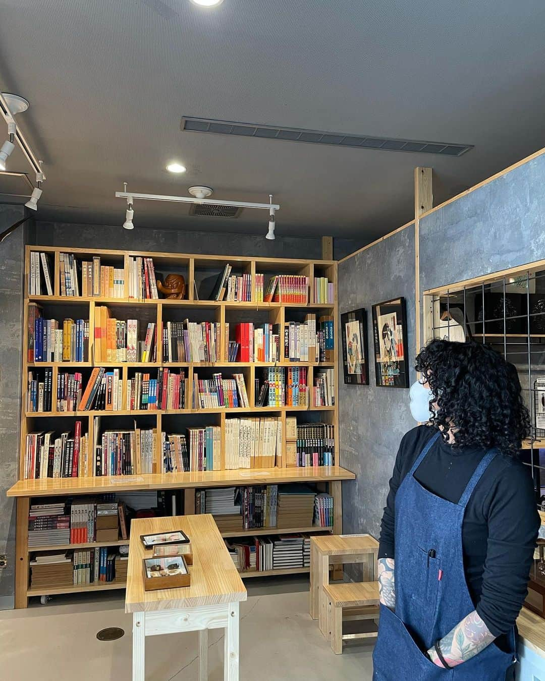 小林拓一郎さんのインスタグラム写真 - (小林拓一郎Instagram)「I really really like this shop and this atmosphere✨  Can you believe that this very cool bookshop is in Toyokawa city!?  マジで豊川、アツイです、今！  モーチャー時代、GABAのコーナーでお世話になったレイラのお店です！  @bakezoribooks  @lei_in_japan」11月16日 0時00分 - kobataku33