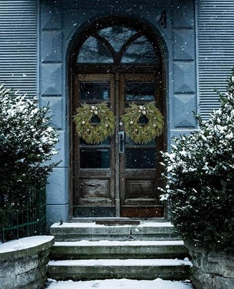 HGTVさんのインスタグラム写真 - (HGTVInstagram)「Want to know a secret? 🤫 Some of the BEST wreaths we've seen are hiding on Amazon. Yep, even these! 🎄🚪✨⁠ ⁠ From wintery flocked styles to glowing prelit greenery, we found 10 gorgeous holiday wreaths that you won't believe are under $50. Shop them all at the link in our profile. 🛍🔝⁠ ⁠ #shopping #christmaswreath #holidays #ihavethisthingwithdoors #decorating #winter」11月16日 0時02分 - hgtv