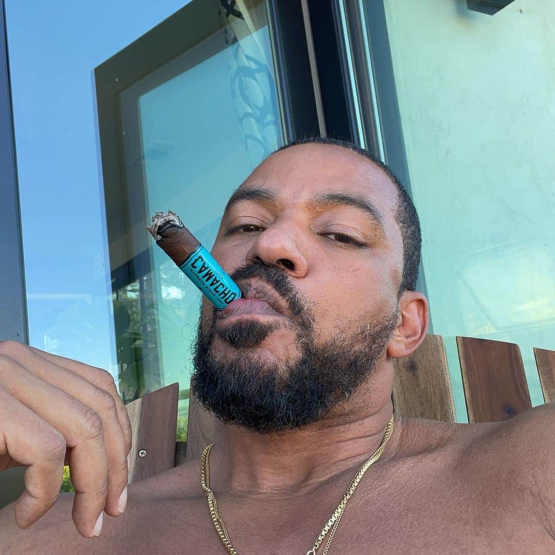 ラズ・アロンソのインスタグラム：「Cigars & Football 🏈 #soulsunday #footballsunday」