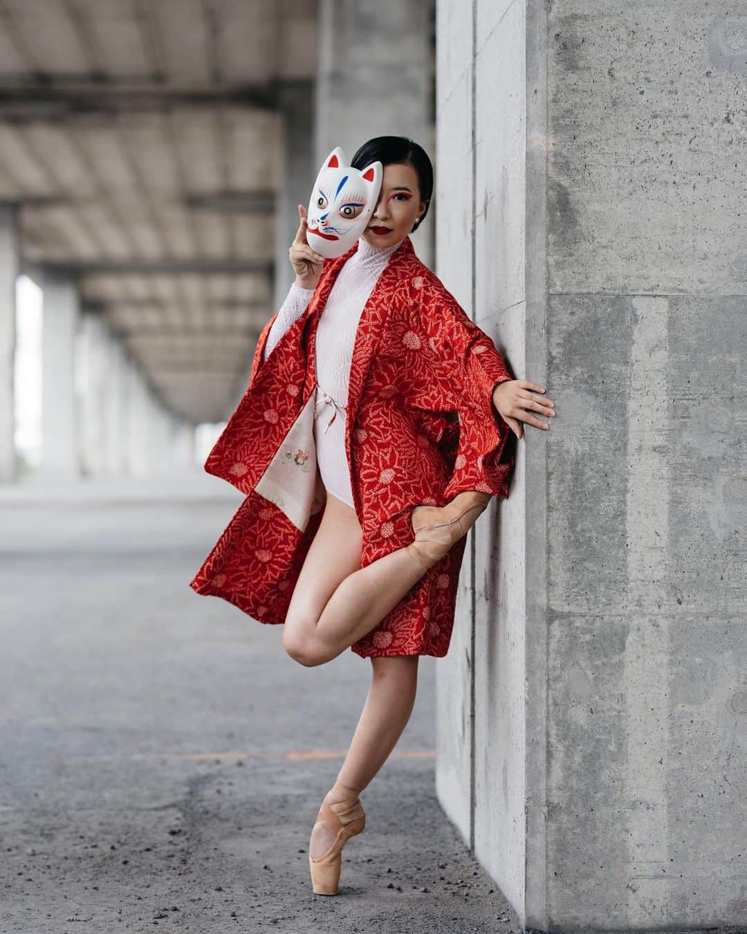 石井杏奈のインスタグラム：「Don’t let your bad days trick you into thinking you have a bad life. . . . Amazing @melika.dez 📸🔥 Beautiful haori by @kimonovintage 👘🇯🇵 Cool make up by @yukahair_mtl 😎💄 Thank you!!!!!!🙏」