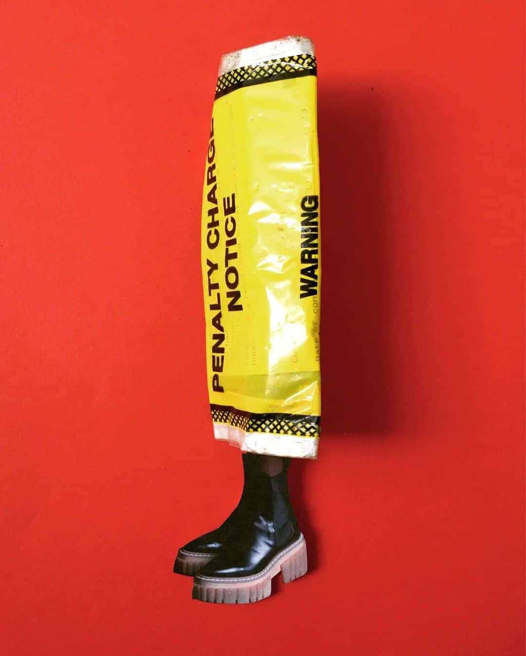 ステラ・マッカートニーさんのインスタグラム写真 - (ステラ・マッカートニーInstagram)「This is a high trashion moment. Our vegan, cruelty-free Emilie boots are juxtaposed with repurposed found objects – elevating what some see as rubbish into art.⁣⁣ ⁣⁣ Explore our Runway Collection in-store and online (link in bio).⁣⁣ ⁣⁣ #StellaMcCartney⁣⁣」11月16日 0時05分 - stellamccartney