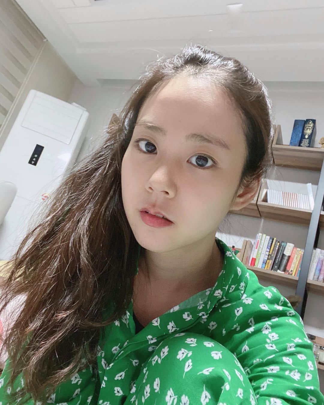 ハン・スンヨンのインスタグラム：「갑자기 꽂힌 초록 처음 꽂혀보는 초록」