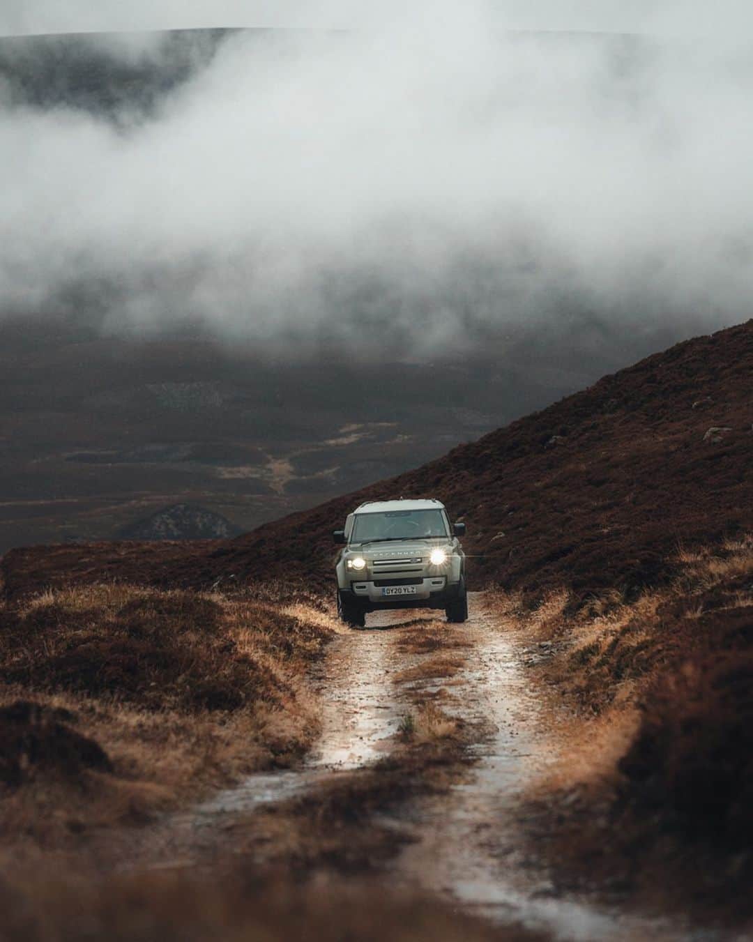 MR PORTERのインスタグラム：「Sometimes it's best to take the road less travelled. 🏔️ @landrover  #MRPORTERinthewilderness  Photography by @leighbrun」