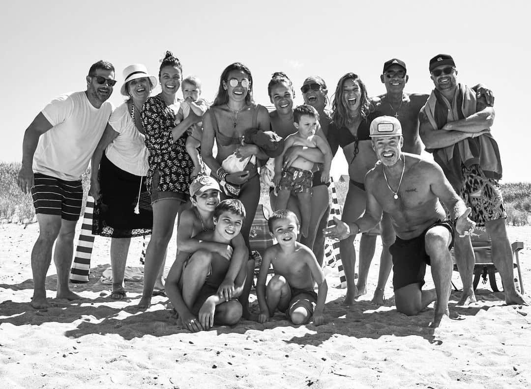 ベン・ワッツさんのインスタグラム写真 - (ベン・ワッツInstagram)「Summer 2020 family & friends , montaukdreaming...... thank you montauk #family #friends #goodvibes #outdoors #benwatts」11月16日 0時14分 - wattsupphoto