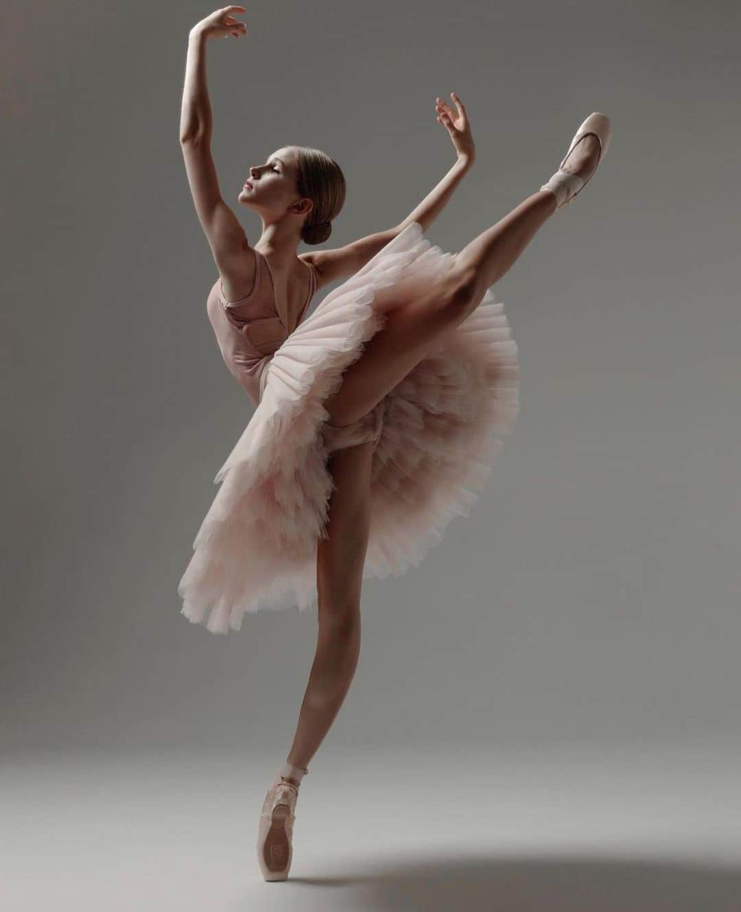 Ballet Is A WorldWide Languageさんのインスタグラム写真 - (Ballet Is A WorldWide LanguageInstagram)「Gorgeous. @jordankathleen_ by @darianvolkova 💜  #jordancoutts #worldwideballet #darianvolkovaphotography」11月16日 0時15分 - worldwideballet