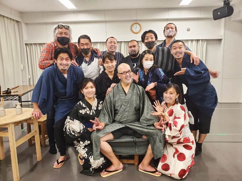 のインスタグラム：「. . 絶賛稽古中っ 毎回気付かされることがあり、 恥ずかしいなって思うほど未熟で。 今まで何を見てたんだろうって 猛省することの多い、久しぶりな舞台です。 刺激に溢れた現場です。  とっても難しいし、悔しいことが多いです。 でも自分のためにしかならない。 温かくて、優しい大先輩方。 こんなに素敵な役者の皆様に囲まれて、お芝居ができることを幸せに思います。 最後の最後まで自分と闘います。 負けないように。根気強く、頑張ります。 . 既にご予約してくださった皆様、本当にありがとうございます。 今のご時世、絶対に観にきてほしいとは言いづらくなってしまったけど、新しい私を観てほしい気持ちでいっぱいです。 色んなことに挑戦しています…！ 何卒よろしくお願いします🙇‍♀️ . 劇場までは行けないけど、応援してやっても良いよ🤏って方は『ご贔屓応援システム』という画期的なものがありますので、是非ご贔屓にお願いします☺︎ . 🎟 https://www.confetti-web.com/detail.php?tid=58900 . ご贔屓応援システム📣 from.w.works@gmail.com . まで、ご予約お待ちしております🙇‍♀️ . #舞台 #時代劇 #海辺のキラー #着物 #和 #日本 #ザムザ阿佐ヶ谷 #芝居 #写真好きな人と繋がりたい #ファインダー越しの私の世界 #photo #actress #japaneseculture #japan #japanesegirl #girl #fun #me #winter #sea #followｍe」