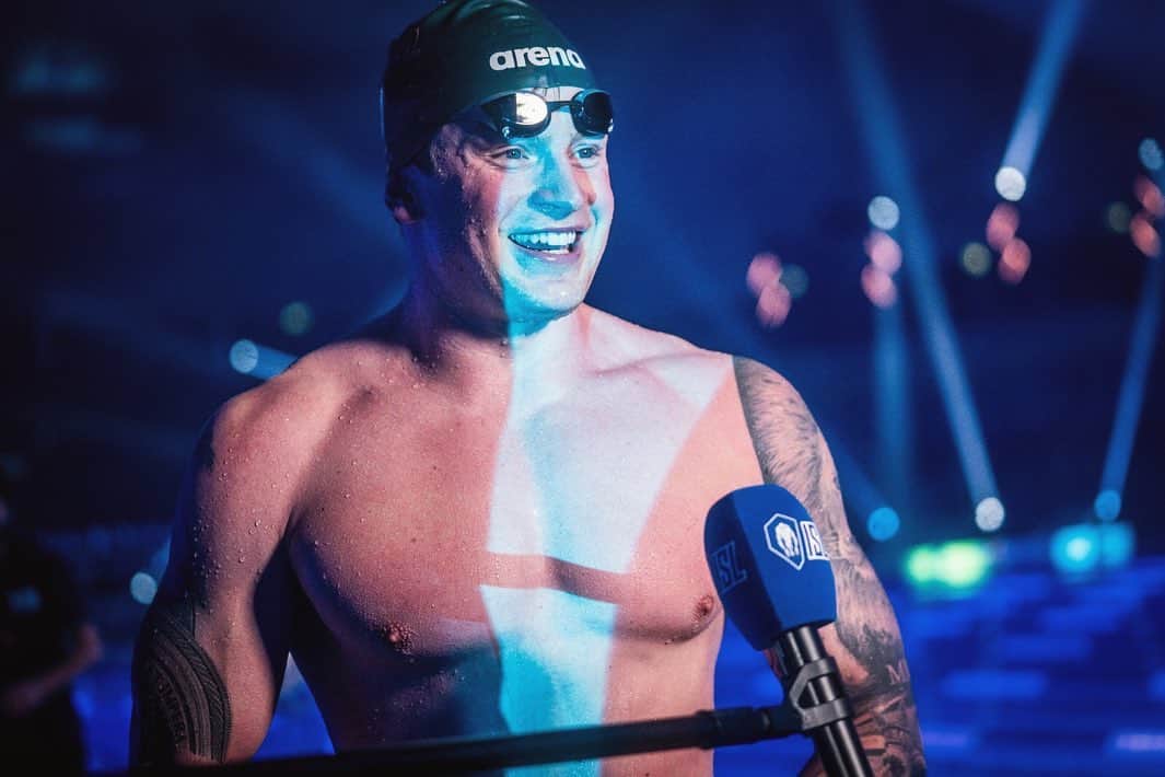 アダム・ピーティのインスタグラム：「WORLD RECORD!!!  I can’t believe I just got my 12th WR! After everything that we and the team have been through... lockdown, no access to pools, no competition, getting ill and becoming a new dad within the past few weeks it just shows if you stick to the process, the results will (eventually) show.  So incredibly proud of my team back home @britishswimming @apraceplus and my team here @isl_londonroar and as always @melmarshallmassive The WR’s wouldn’t mean anything without those who share your struggle and would be extremely hard to achieve without the support of my sponsors. @eirimunro Thankyou for being the best mum and partner ever, so we can share moments like these. Onwards and upwards baby! ⚡️⚡️⚡️ Thankyou everyone!   📸 @minekasapoglu and @mike2swim Thank-you for capturing these moments as always.」
