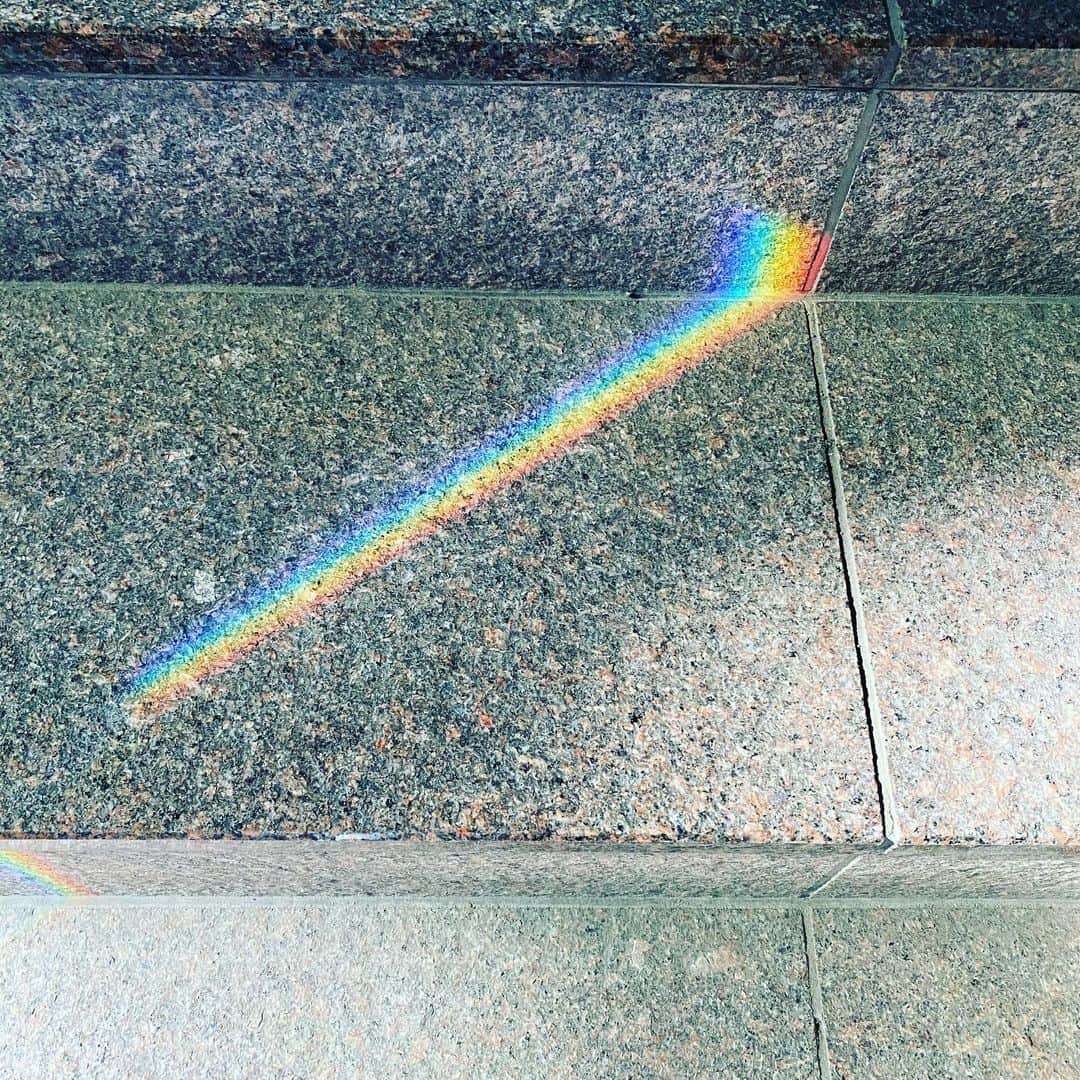 山根良顕さんのインスタグラム写真 - (山根良顕Instagram)「虹のお裾分け🌈 品川にて見つけましたー！ 皆様にラッキーが訪れますように🌈 #虹　#rainbow」11月16日 0時29分 - ungirls_yamane