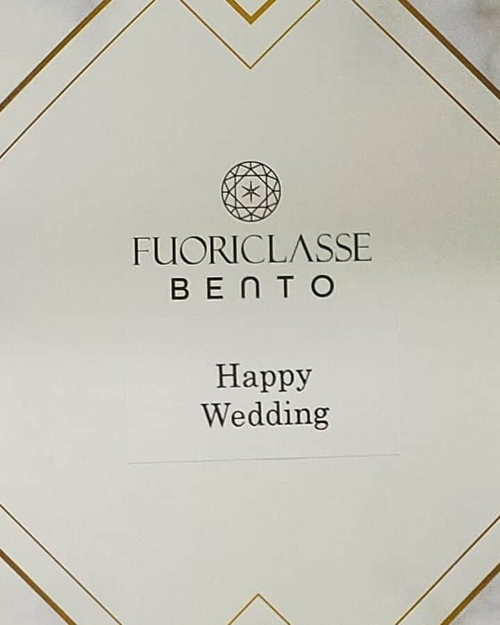 フォリクラッセ・ケータリングさんのインスタグラム写真 - (フォリクラッセ・ケータリングInstagram)「リモートwedding♡  ご家族で ご自宅から ご参加  おとな3名様 おこさま2名様  FUORICLASSE BENTO "HAPPY WEDDING"Ver  2歳と6歳のお子様にも ちゃんとしたもの用意してあげて一緒にお祝いしたいと。５つの同じお弁当をご注文いただきました！  こんな素敵なお気持ちでお祝いされるお二人。幸せになれることが約束されてますね！！  今日は朝から とっても気持ちが良い早冬となりました♡  お子さまたち 残さず食べられたかな？  今日も明日も明後日も。 お弁当とお惣菜、新たにフライドチキンも毎日販売中！デリバリーも！  おうちdeビストロ！フォリクラッセ 足立区千住河原町41-14 050-8880-2784  いつでもココから注文できます♡ ↓↓↓ https://deli-holic.com/store/FUORICLASSE-BENTO_DELI  フライドチキン チキナーズTOKYO 足立区千住河原町41-14 03-6821-2212  いつでもココから注文できます♡ ↓↓↓ https://deli-holic.com/store/Chickeners   #リモートwedding #素敵な親御さん #素敵なご家族 #お祝いする気持ち #お幸せに #フォリクラッセケータリング #fuoriclasse #catering #おうちdeビストロ #chickenersTOKYO #チキナーズTOKYO #friedchicken #フライドチキン #デリバリー #テイクアウト #宅配 #出前 #お弁当 #お惣菜 #おうちレストラン #北千住 #千住大橋」11月16日 0時30分 - fuoriclasse_catering