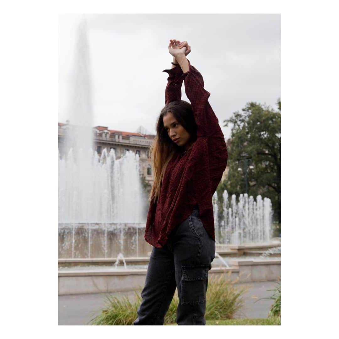 マッタのインスタグラム：「The places we love in the clothing that makes us feel the most like ourselves. ⁠ ...seen here our Bheeti Taara Top.⁠」