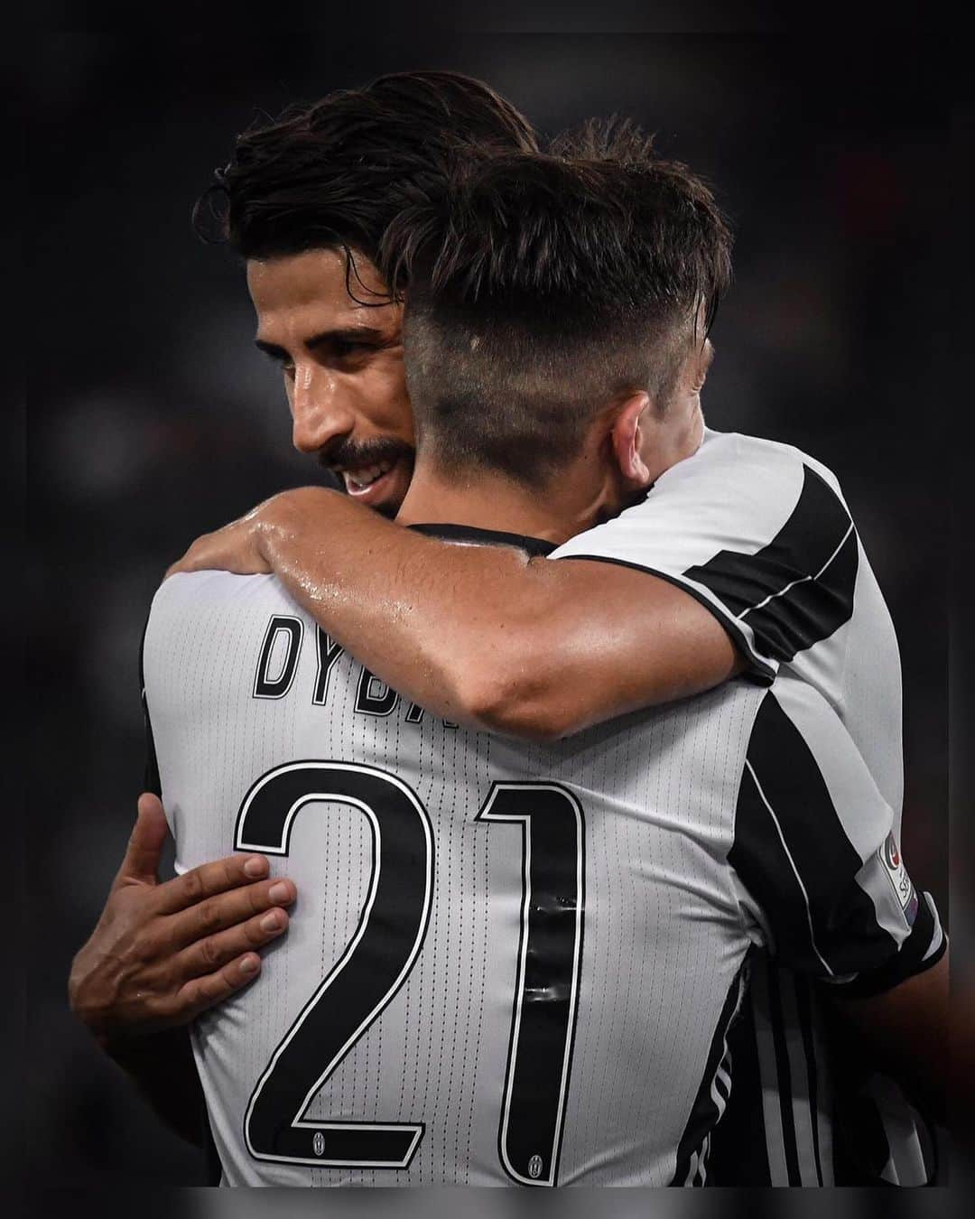 サミ・ケディラさんのインスタグラム写真 - (サミ・ケディラInstagram)「Tanti auguri di buon compleanno @paulodybala. Ti stimo molto come giocatore e come persona. Hai già fatto cose grandiose per la @juventus, spesso hai fatto la differenza e ci hai assicurato tante vittorie. Sono fiero di essere al tuo fianco ormai già da più di 5 anni. Sei migliorato di anno in anno e certamente non sei ancora giunto alla fine.」11月16日 0時30分 - sami_khedira6