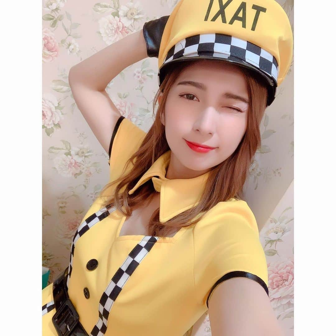 小田あさ美のインスタグラム：「Hey!!TAXI🚕  #talent #model #actress #グラビア #コスプレ #taxi #少女時代 #cute #happy」