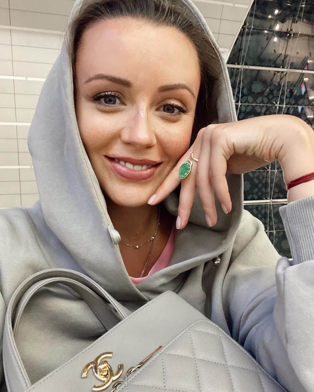 Nataly Osmannさんのインスタグラム写真 - (Nataly OsmannInstagram)「A forgotten feeling of freedom: a foreign passport, a ticket and Murad . what else is needed for happiness ?! Always with my emerald amulet by @parure.at  Забытое чувство греющего авиабилета в кармане, суеты в аэропорту и внутренней тишины во время полёта. Вся эта история с пандемией однозначно заставила всех нас переоценить многие вещи. И так как я пол жизни путешествую и мой неутомимый интерес к новым местам и открытиям никогда не угасал, сейчас особенно, в моменте, получаю удовольствие от любой Поездки. Всегда с моим изумрудным амулетом от @parure.at」11月16日 0時34分 - natalyosmann