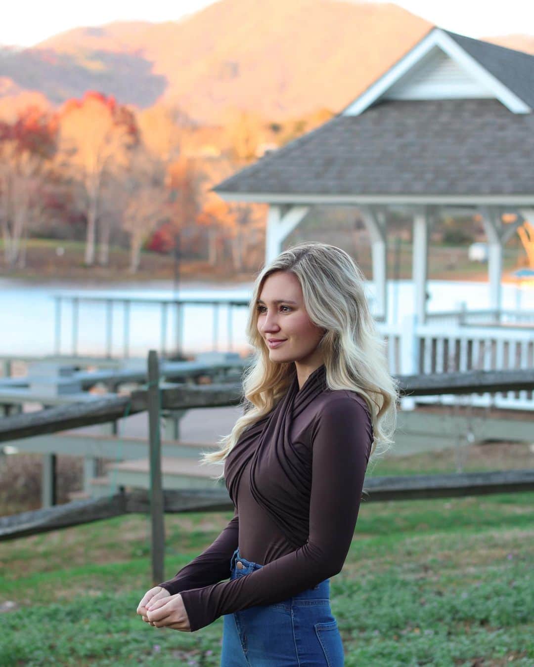 サシャ・カリスのインスタグラム：「Perfect sunset evening 😍🌄  #ltkfashion #ltkit #fall #falloutfits #fallfashion #autumnvibes🍁 #ltkfall #ltk #LTK.it」