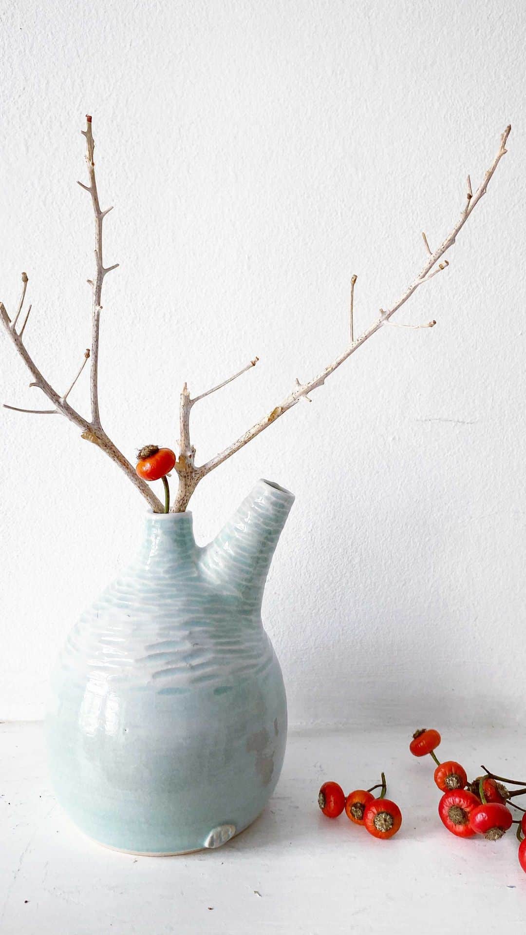 Tea and sittingのインスタグラム：「This is a very calming live as @holly_l_bell demonstrates throwing a pot ( and a spout ) on her wheel...she makes it look so easy, but you can also really see the skill involved in creating her beautiful ceramics 🌱💙 #shopsmall #shopindependent #artistsopenhouses」