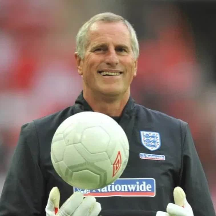 ジャック・バトランドさんのインスタグラム写真 - (ジャック・バトランドInstagram)「Devastated by the news that we’ve lost a legend in Ray Clemence. Had the honour to work and learn from such a true gentlemen and I will cherish those moments for a long time. Thinking of his loved ones, Rest in Peace, Ray ❤️🧤」11月16日 0時48分 - jbutland_