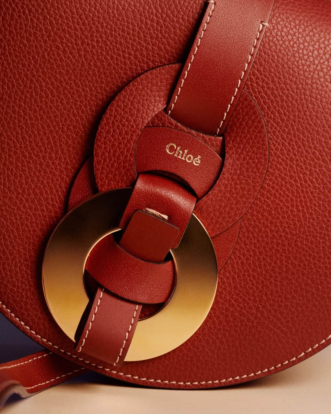 Chloéさんのインスタグラム写真 - (ChloéInstagram)「Up close with the elegant, interlocking rings of the Darryl Saddle, a distinctively Chloé detail  Shop our new, multi-carry bag in boutiques and on chloe.com  #CHLOE」11月16日 1時00分 - chloe