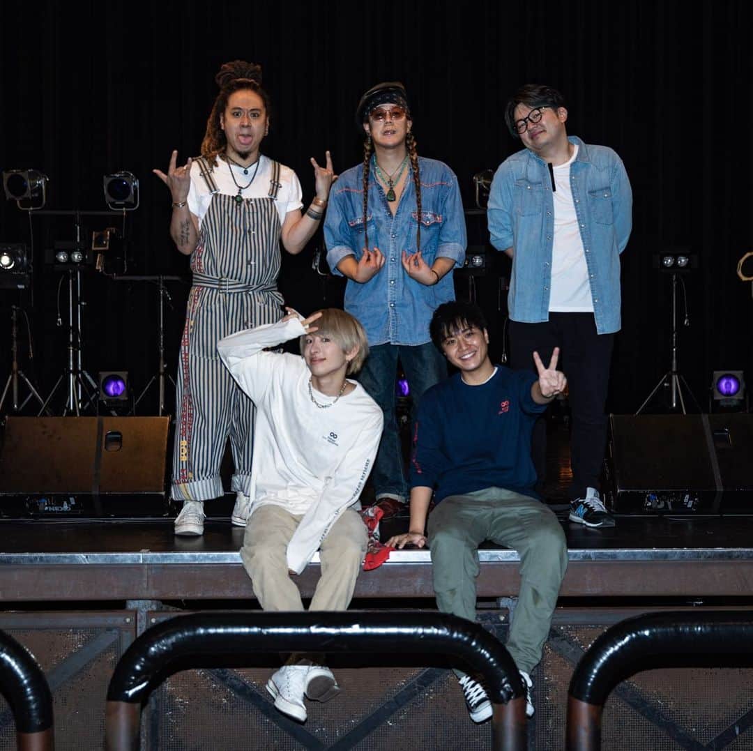 のインスタグラム：「本当に最高のライブでした。  顔に全部出とるけん見てみて🤣笑  一部は初めての全曲バンド演奏での LIVEやったんやけど ここまで心強くて優しい方達はいません。 リハーサルから本番まで 本当にありがとうございました。😢  dear my friend 緊張したけど 本番が1番上手く弾けました…。 ほんとにみんなに感謝感謝です。  本当にすごい方達やけん タグ付けから飛んで見てみて😳 おれではうまく説明できん😂 まじでびっくりするよ笑笑  二部は今までのANFiNYのスタイルで LIVEをしたんやけど、キッズダンサーも 入ってくれて、可愛いダンスも披露できて 楽しかったの極みでございます😭💪  キッズダンサー達も 本当にありがとうっ😌✨  明日はネットサイン会もあるけん 今日はこの辺で寝るよ〜  おやすみちゃん😙✨  #ANFiNY #FANFiNY」