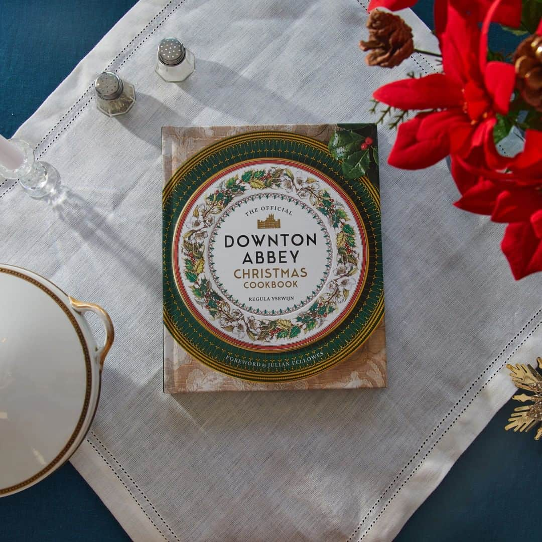 ダウントン・アビーさんのインスタグラム写真 - (ダウントン・アビーInstagram)「Treat yourself or your favourite fellow Downton Abbey fan to the perfect holiday gift: The Official Downton Abbey Christmas Cookbook. Order Now! #DowntonAbbey #DowntonAbbeyCookbook @weldonowen   hyperurl.co/8q1ls7」11月16日 1時00分 - downtonabbey_official