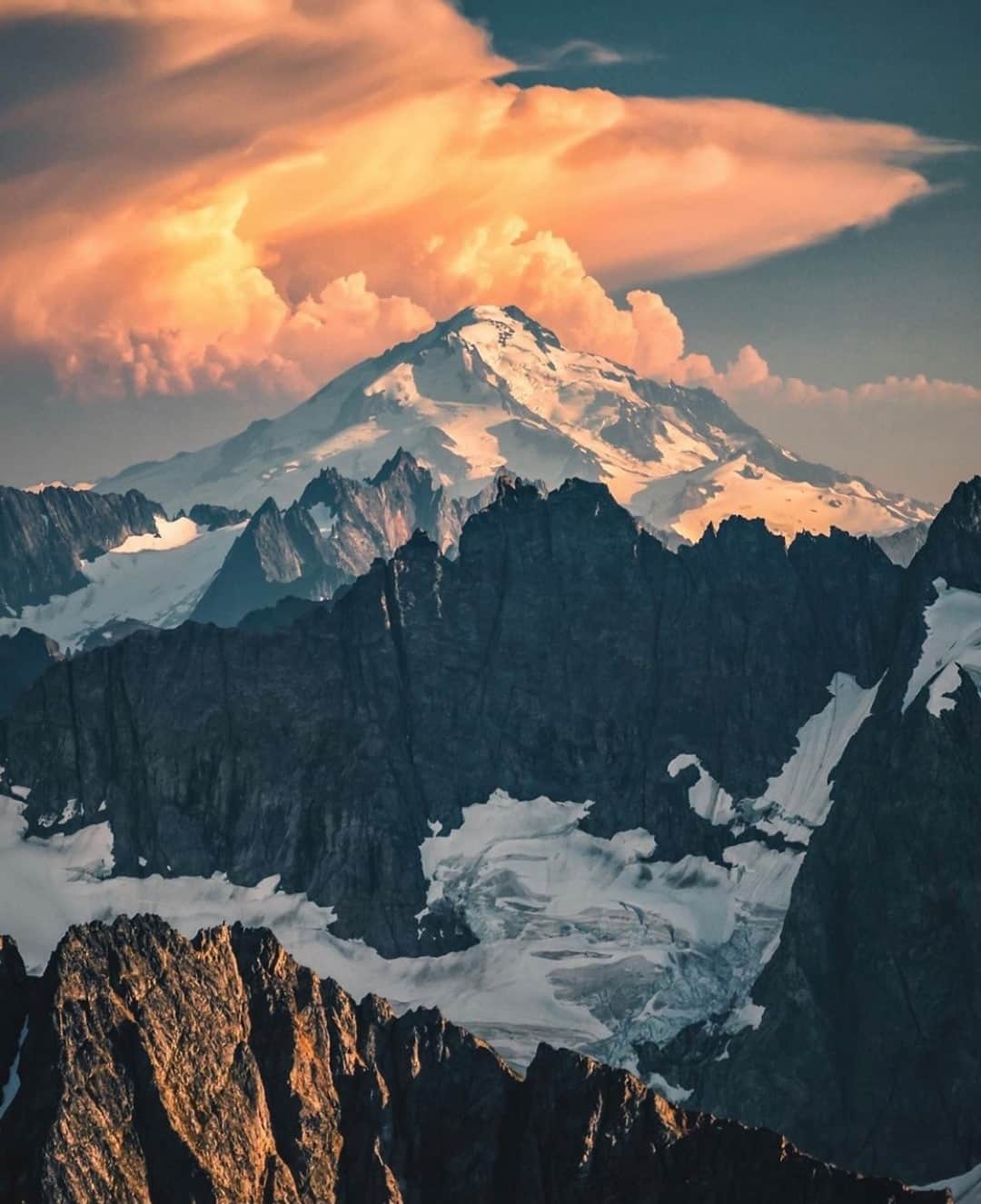 Earth Picsさんのインスタグラム写真 - (Earth PicsInstagram)「Glacier Peak, one of the five major stratovolcano of the Cascade Volcanic Arc in Washington State 🌋 Photo by @scott_kranz」11月16日 1時00分 - earthpix