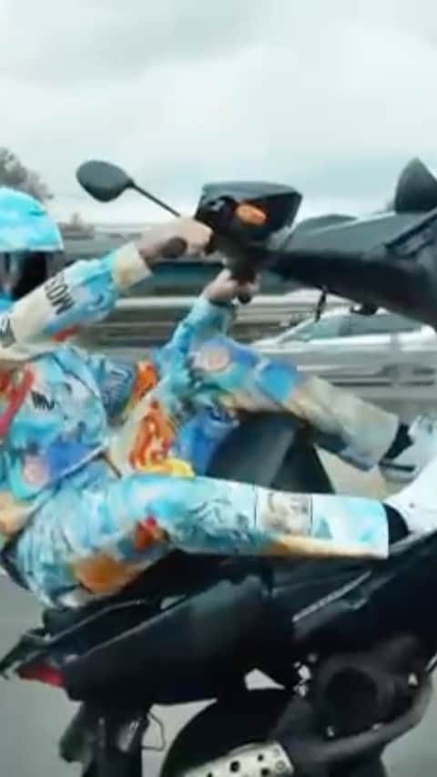 ジェレミー・スコットのインスタグラム：「PALACE MOSCHINO  MADE WITH PEACE AND LOVE @moschino @palaceskateboards   LAUNCHING GLOBALLY FRIDAY NOVEMBER 20TH ON MOSCHINO.COM AND MOSCHINO STORES  11:00AM GMT 11:00AM EDT 8:00AM PDT  LAUNCHING SATURDAY NOVEMBER 21ST ONLINE IN JAPAN AND ON WECHAT IN CHINA  11:00AM JST 11:00AM CST」