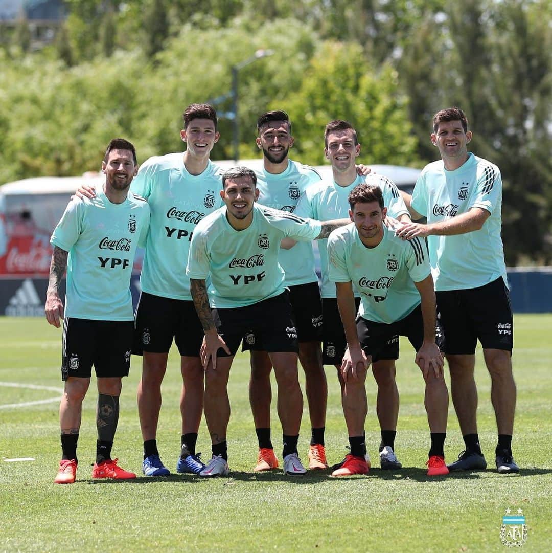 レアンドロ・ダニエル・パレデスのインスタグラム：「Equipo ganador del día 👏🏽💙🇦🇷」