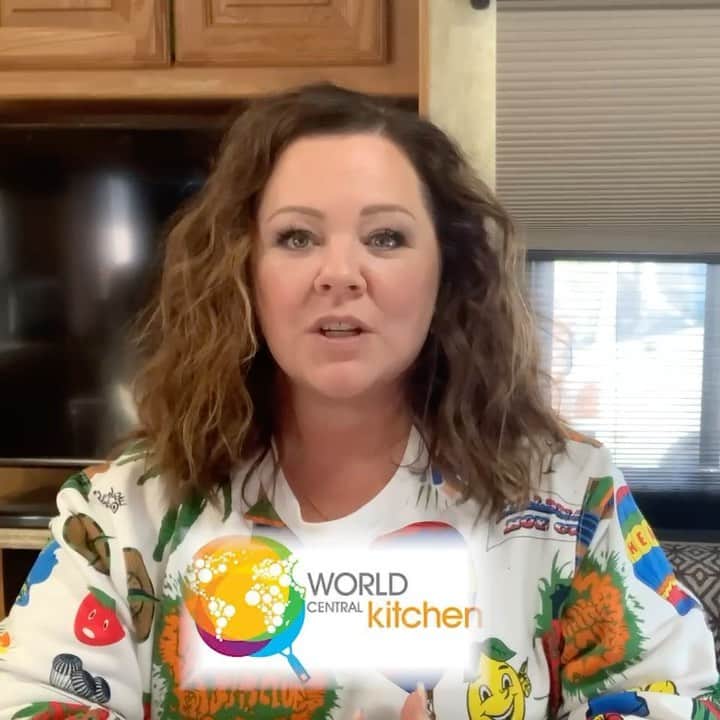 メリッサ・マッカーシーのインスタグラム：「Today is Day 6 of our #20DaysofKindness 🥳 The #SuperIntelligence family is thrilled to be able to spotlight an organization that is near and dear to us, @wckitchen 🍴❤️ World Central Kitchen creates smart solutions to hunger and poverty by working with chefs and communities — and because of them, we know the power of food can change the world. PLUS, they are one of our incredible @prizeo charities! Head over to prizeo.com to donate and maybe win some cool prizes while you’re at it! @hbomax」