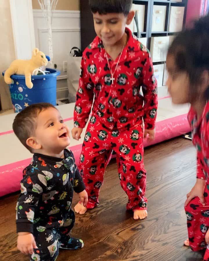 ニコール・ ポリッツィのインスタグラム：「If anybody needs to smile today, HERE IT IS 🔥 Dance party with my nuggets 💃🏽 🥰」