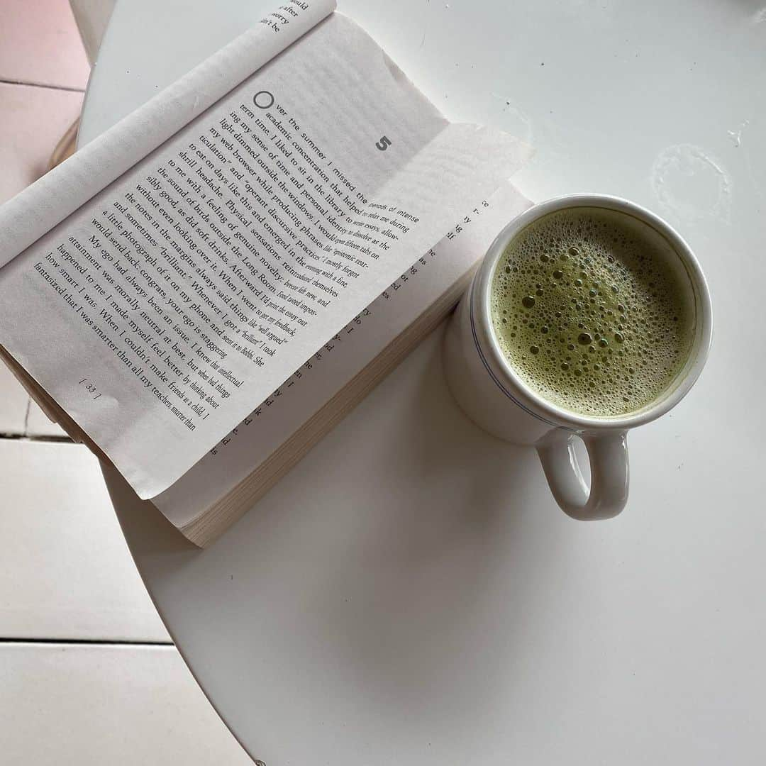 マーサ・ハントさんのインスタグラム写真 - (マーサ・ハントInstagram)「matcha & sally rooney sunday🍵」11月16日 1時16分 - marthahunt