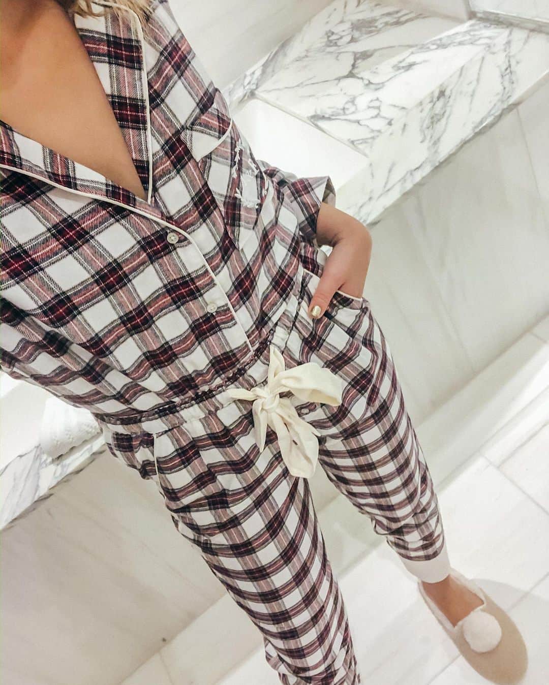 Stephanie Sterjovskiさんのインスタグラム写真 - (Stephanie SterjovskiInstagram)「1 or 2? Red stripes or classic plaid?🎄❤️ Linking some of my fave Christmas pjs that are on sale and back in stock this year so you can stay cozy this season 👉 http://liketk.it/31cLk @liketoknow.it #liketkit #LTKgiftspo #StayHomeWithLTK #christmaspjs」11月16日 1時16分 - stephsjolly
