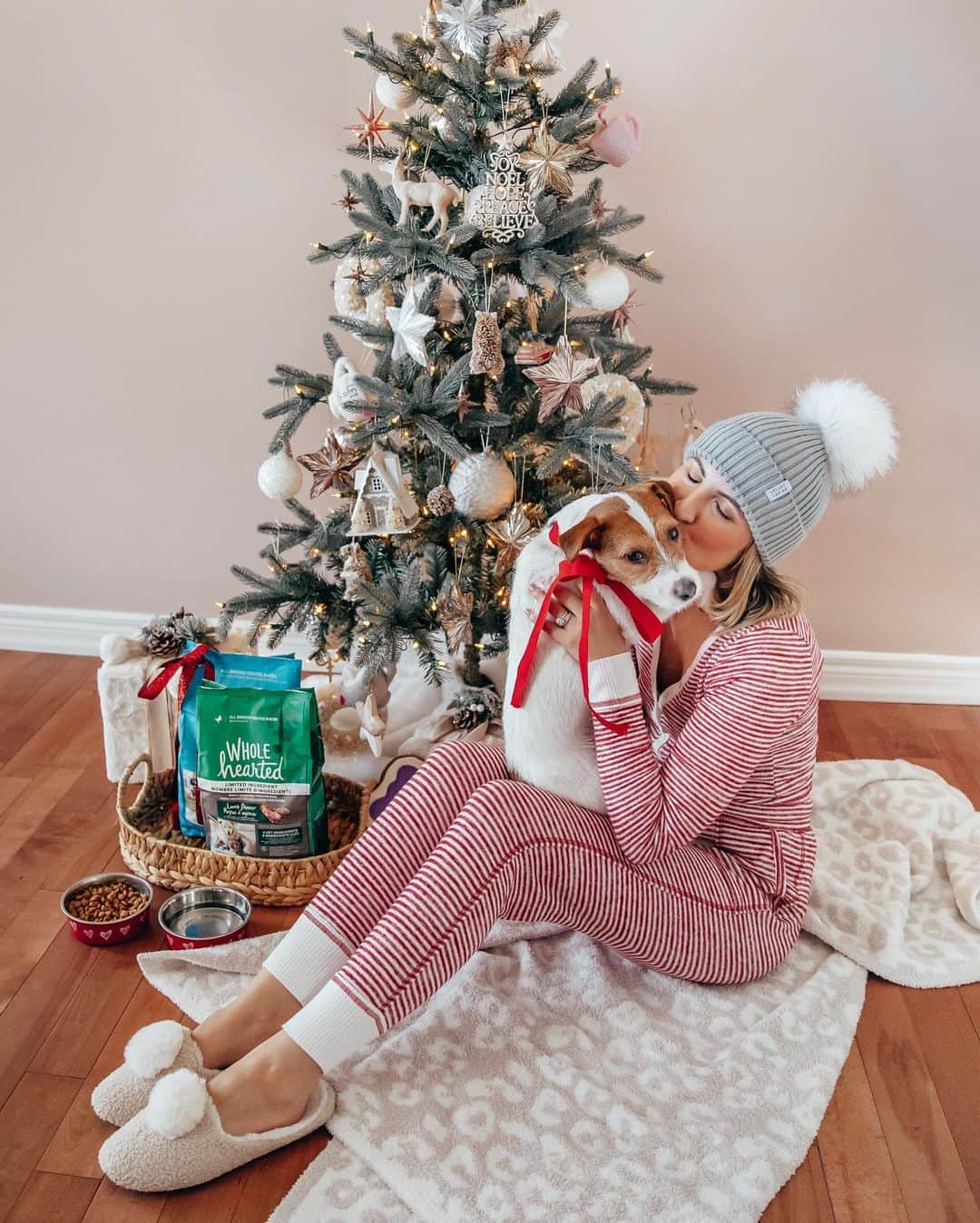 Stephanie Sterjovskiさんのインスタグラム写真 - (Stephanie SterjovskiInstagram)「1 or 2? Red stripes or classic plaid?🎄❤️ Linking some of my fave Christmas pjs that are on sale and back in stock this year so you can stay cozy this season 👉 http://liketk.it/31cLk @liketoknow.it #liketkit #LTKgiftspo #StayHomeWithLTK #christmaspjs」11月16日 1時16分 - stephsjolly