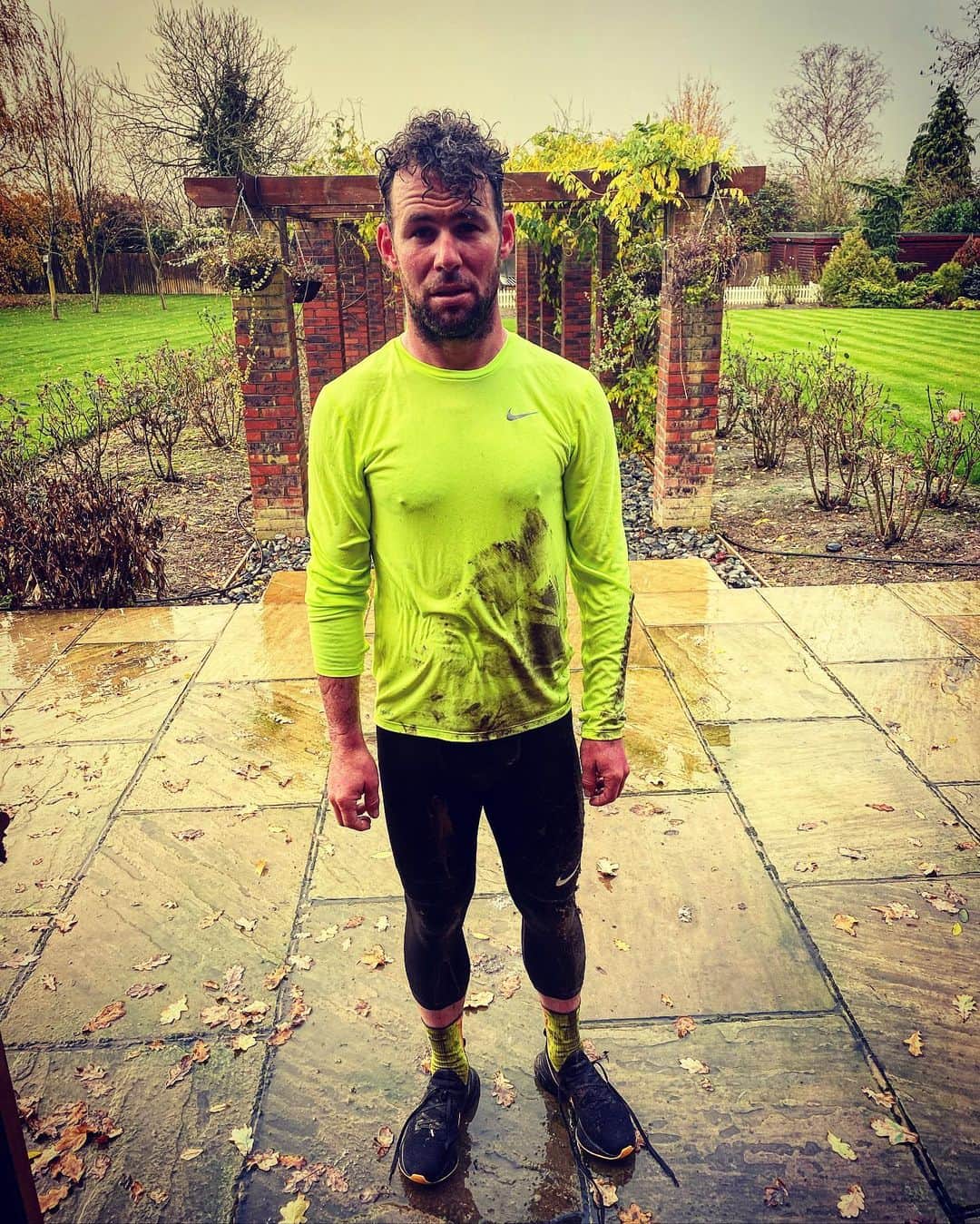 マーク・カヴェンディッシュのインスタグラム：「Picking up the reigns of @nikerunning while my man @gomofarah is living in a TV campsite for a couple of weeks 😂 Good luck on @imacelebrity mate! 👊  (Yeah I went over on some mud like Bambi on ice. Felt like a right fool).」
