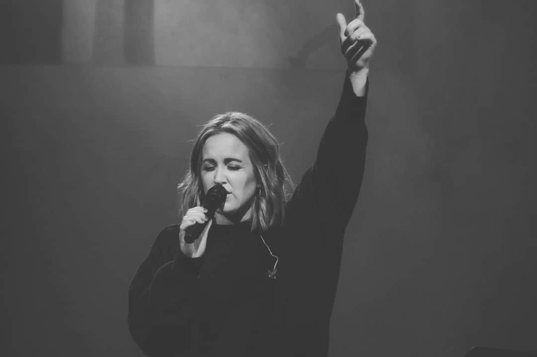 ブリット・ニコルのインスタグラム：「She considered Him faithful who made the promise. Hebrews 11:11.   Thank you Charlotte, NC for a really fun weekend. 💚」