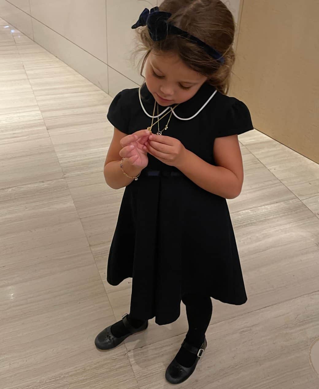 Mathilde Goehlerのインスタグラム：「Her little Moshu necklace 🐈 she said to Moshu today “we will never forget you, even when we are not here anymore” 🥰 her love for that little cat 🥰😍😭 best decision of 2020 🤍」