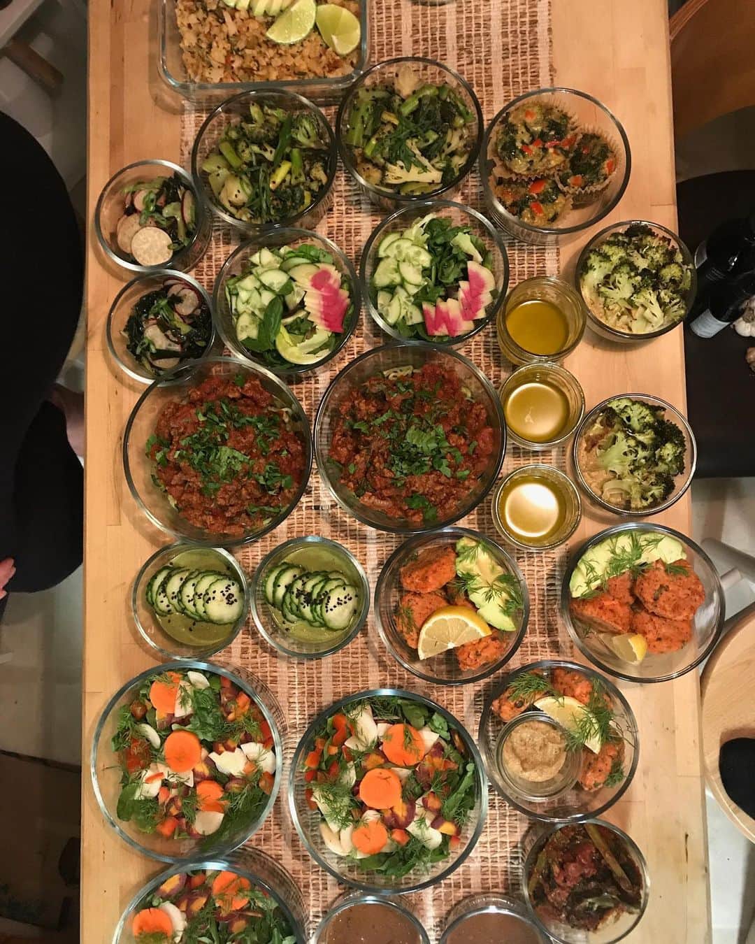 エマニュエル・シュリーキーのインスタグラム：「Happy Sunday all! So I am on day 3 of @drmarkhyman ‘s 10 day reset.. The first picture is a glimpse of the sugar free, dairy free, gluten-free and grain free goodness I have been eating and nourishing myself with. I have the good fortune of having my dear friend and chef extraordinaire @mikaelareuben ( second pic) and her sous chef @sophiamacken creating beautiful menus for me. Her knowledge is amazing and her food is DELICIOUS! If you want some inspo go to her page:) I am feeling really good, less bloated ( because honestly I have picked up some not so good habits during quarantine) and energized overall.. stay tuned for more pics in the coming days.. xxx #10dayreset #nourishyourbody #resetyourbody」