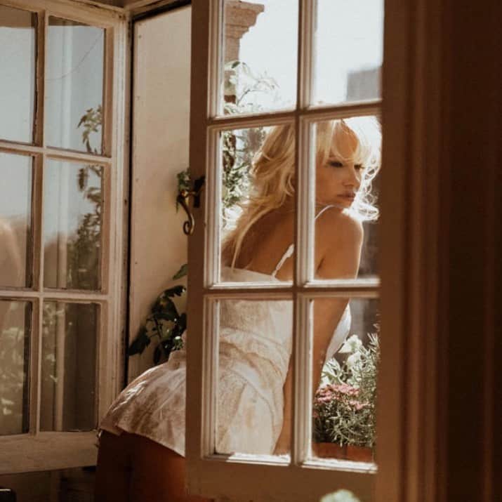 パメラ・アンダーソンのインスタグラム：「🌸  Photo by @karolinaturek」