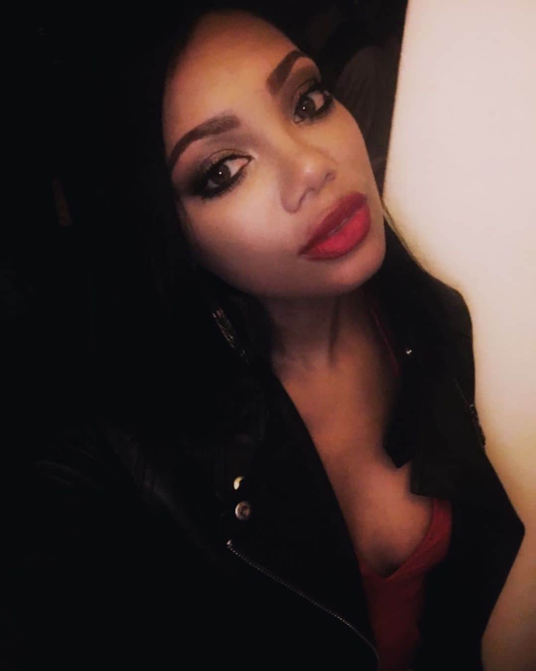 ティファニー・ハインズさんのインスタグラム写真 - (ティファニー・ハインズInstagram)「“ You can make anything better with some sassy red lipstick and a badass leather jacket” -Tiffany Hines #quotesbyme #tiffanyhines #alldressedupandnowheretogo #quarantinelife」11月16日 1時38分 - tiffanyhines