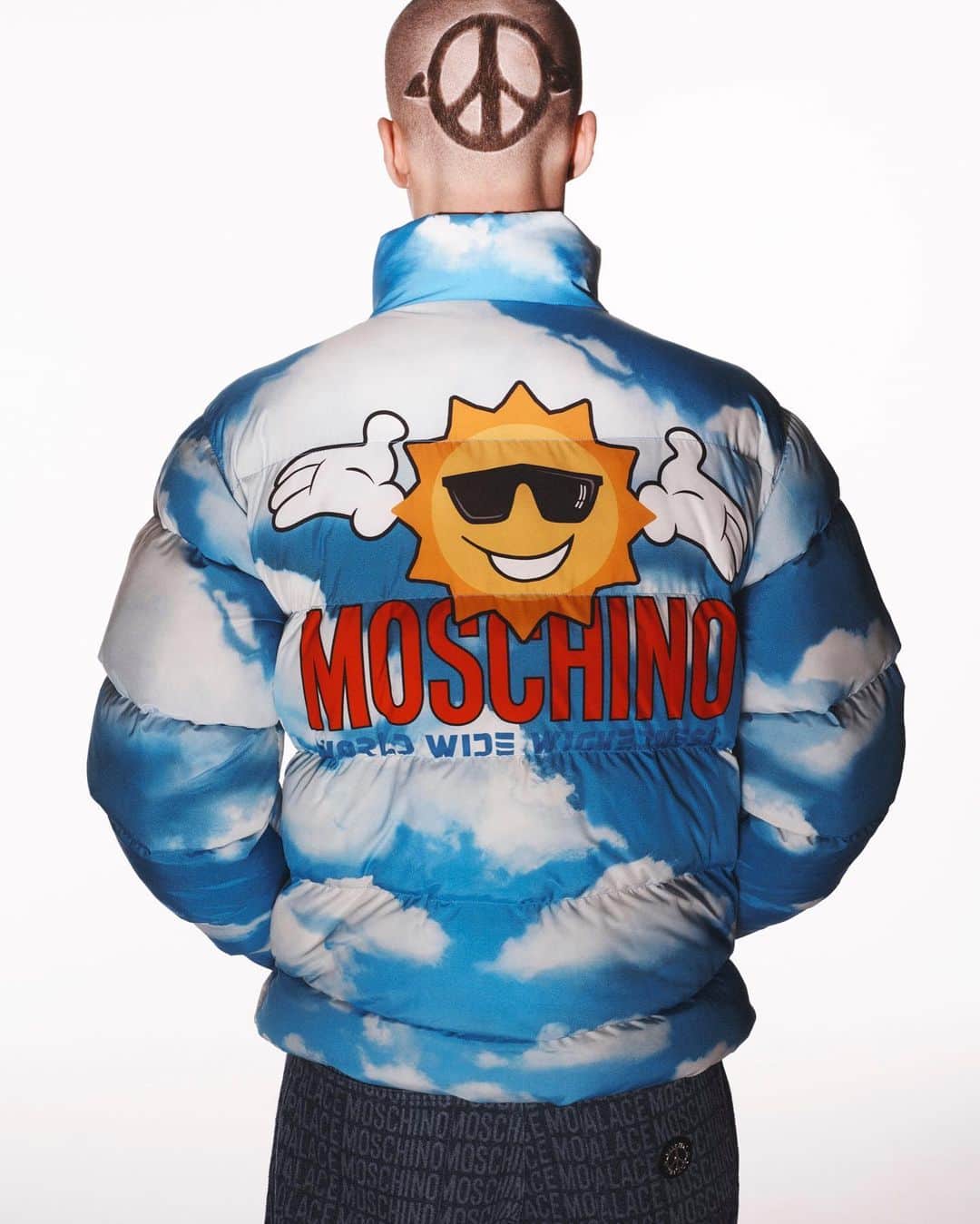ジェレミー・スコットのインスタグラム：「@palaceskateboards @moschino 📸 @davidsimsofficial 🌞🕶☮️❣️ MADE WITH PEACE & LOVE」