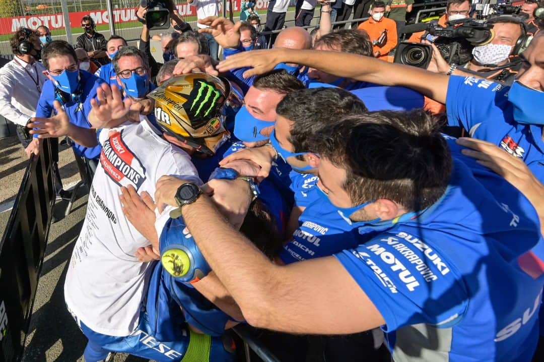 MotoGPさんのインスタグラム写真 - (MotoGPInstagram)「Teamwork makes the dream work 💪 Congratulations to every member of the @suzukimotogp family for conquering the 2020 #MotoGP World Championship! 💙 #M1R #ValenciaGP」11月16日 1時45分 - motogp