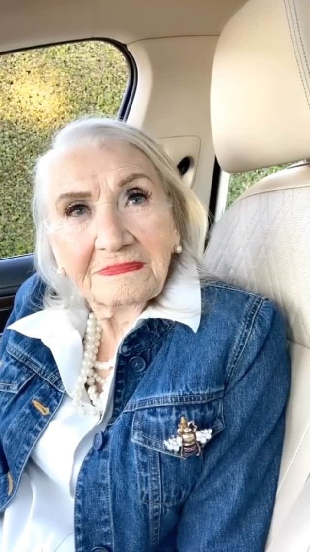 ボビー・ブラウンのインスタグラム：「When you get older, you know who you are and there’s no need to fake anything. It’s your time to be confident and enjoy the life that you genuinely want to live. That said, who wouldn’t want to embrace aging like the amazing @sassy_gran_doris ???? She’s 94 but sassier and bolder than ever. She stays true to her fabulous self and looks so happy. She doesn’t even miss being young.」