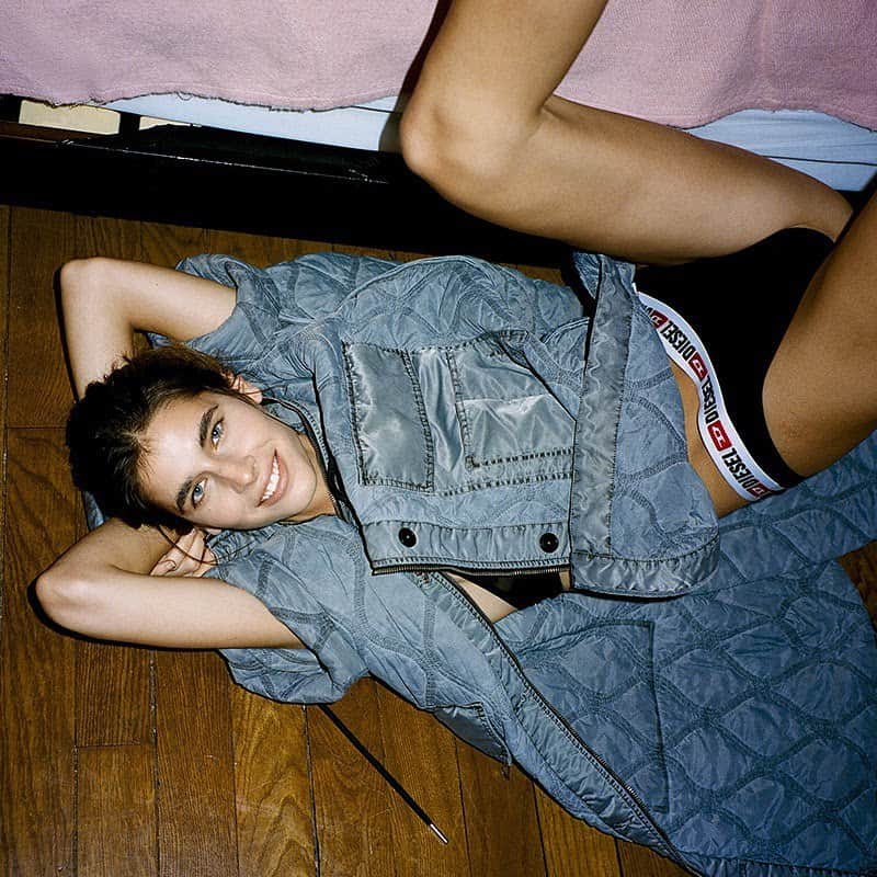 ディーゼルのインスタグラム：「Your home will become the best shooting set. Check out the new #DieselHoliday2020 collection!」