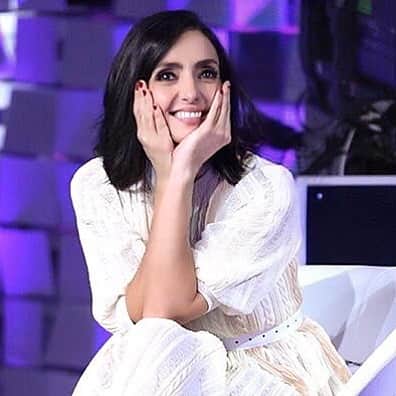 Ambra Angioliniのインスタグラム：「Quando le cose belle succedono e tu non ci puoi credere ..... “InFame”  ringrazia tutti quelli che come mi hanno scritto, l’hanno divorato. Grazie a @verissimotv ed alla grazia di #silviatoffanin, la mia “ ascoltastorie “ preferita」